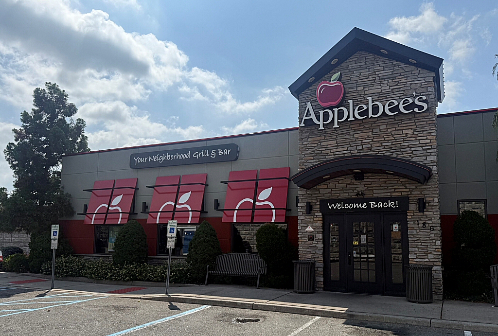 Doherty Enterprises-Owned Applebee’s® in Garfield, NJ Celebrates Newly Remodeled Restaurant